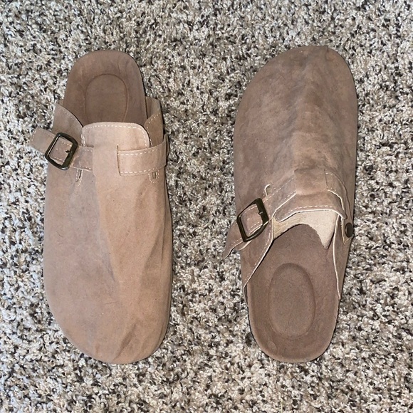 🦋Trendy slip-on tan sandal with adjustable buckle on top! - Picture 2 of 12